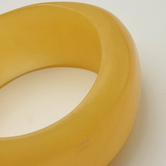 Vintage Butterscotch Bangle Bracelet Chunky Asymmetrical Lucite 8" M/L - Picture 4 of 9